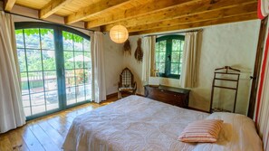 4 habitaciones, tabla de planchar con plancha, cuna de viaje y wifi 