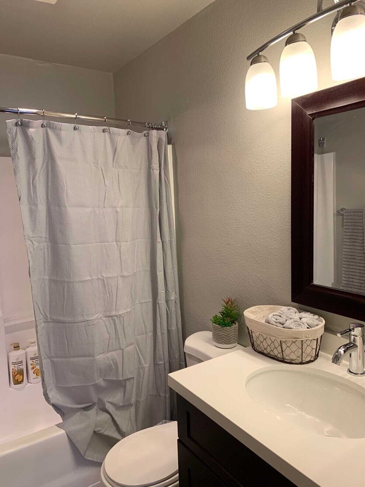 Combined shower/tub, free toiletries, towels, shampoo