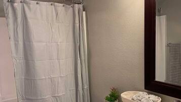 Combined shower/tub, free toiletries, towels, shampoo