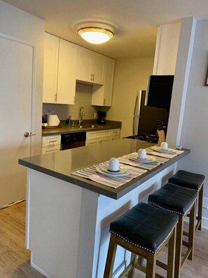 ثلاجة، ميكروويف، فرن، موقد طهي مسطح