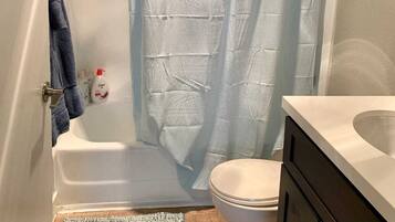 Basic Apartment | Bathroom | Combined shower/tub, free toiletries, towels, shampoo