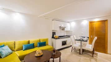 Departamento estándar | Cocina privada | Refrigerador, microondas, horno y parrilla de estufa