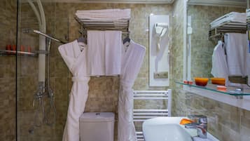 Deluxe Suite | Bathroom | Shower, rainfall showerhead, free toiletries, hair dryer