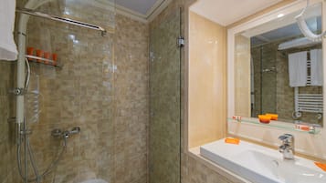 Departamento Premium | Baño | Regadera, regadera tipo lluvia, amenidades de baño gratuitas