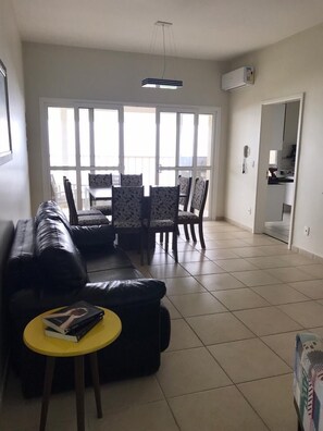 TV, pebolim, mesa de pingue-pongue, aparelho de som