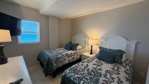 2 bedrooms, iron/ironing board, free WiFi, bed sheets - Beachcomber unit 408 (Longboat Key)