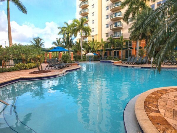 Alberca al aire libre y alberca climatizada