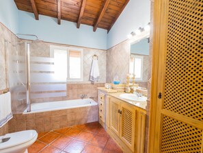 Bañera, secador de pelo y toallas