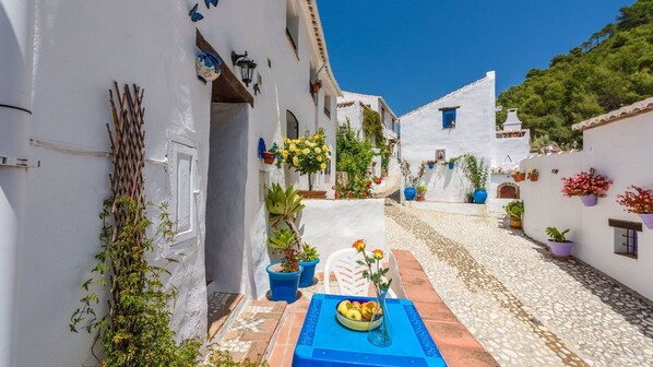 Outdoor dining - Casita Las Mariposas Frigiliana by Ruralidays (Málaga)