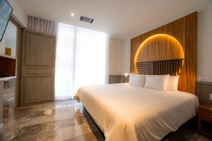 خزنة داخل الغرفة وستائر تعتيم وواي فاي مجانًا وملاءات أسرّة