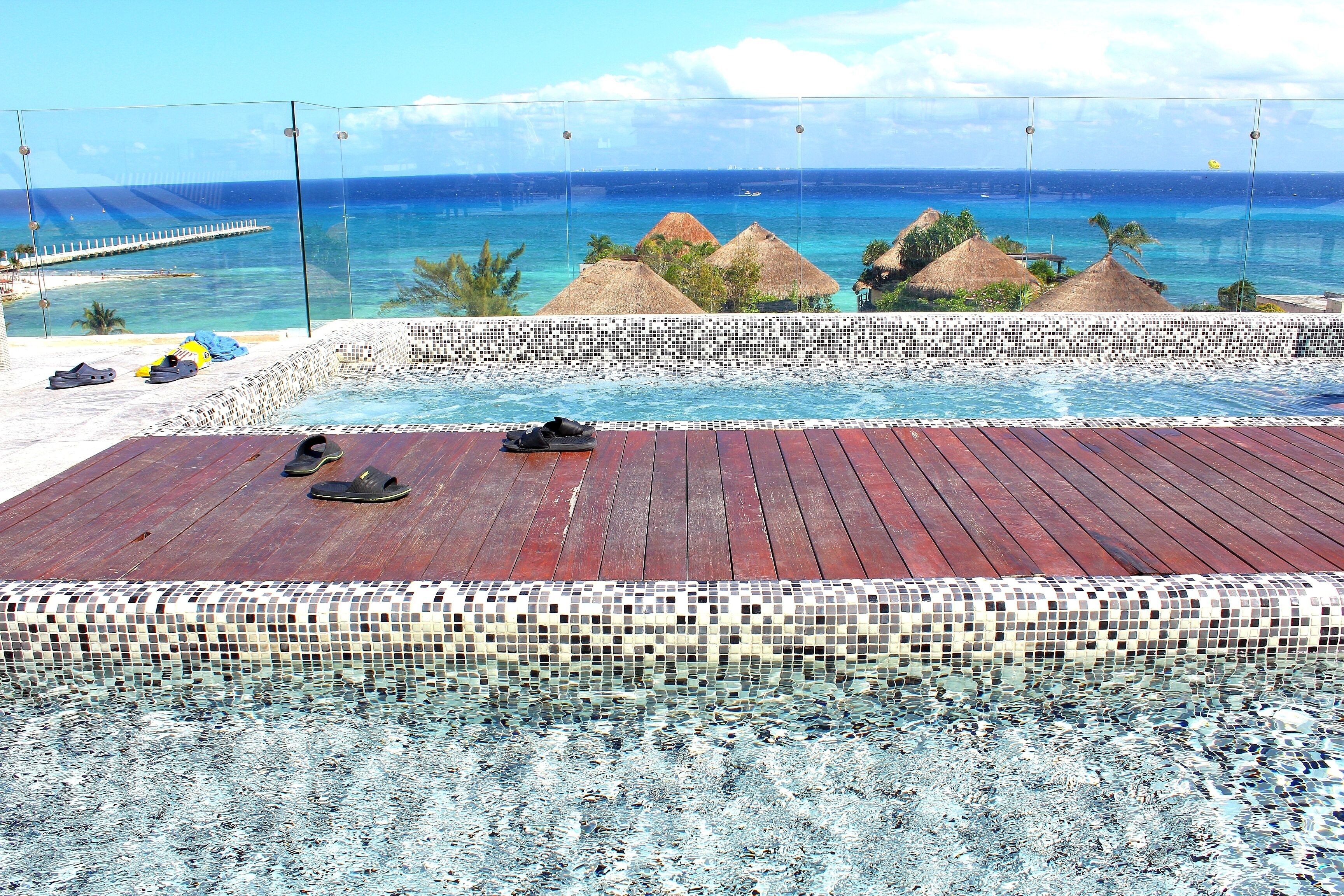 Kolam renang rooftop