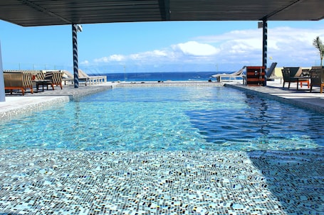 3 piscinas al aire libre, sombrillas, sillones reclinables de piscina
