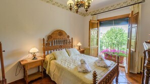 4 makuuhuonetta, silitysrauta/-lauta, vauvan matkasänky, Wi-Fi