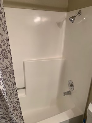 Combined shower/tub, towels - Hollywood Perfect Vacation (Los Angeles)