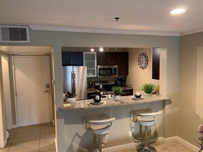 Fridge, microwave, oven, stovetop - Hollywood Perfect Vacation (Los Angeles)