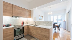 Una cocina moderna con armarios de madera, horno de acero inoxidable y un lavamanos.
