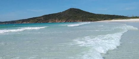 Una spiaggia nelle vicinanze, sabbia bianca