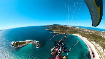 Una playa cerca, arena blanca
