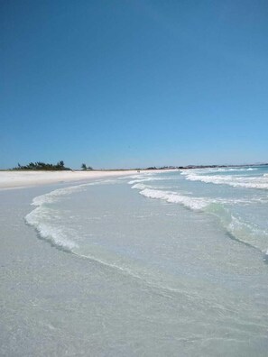 Beach nearby, white sand - Beach Hostel & Suites, Cabo Frio (Cabo Frio)