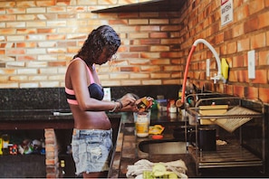 Geladeira, fogão, talheres/pratos/utensílios de cozinha