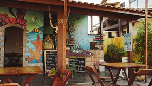 Bar (on property) - Beach Hostel & Suites, Cabo Frio (Cabo Frio)