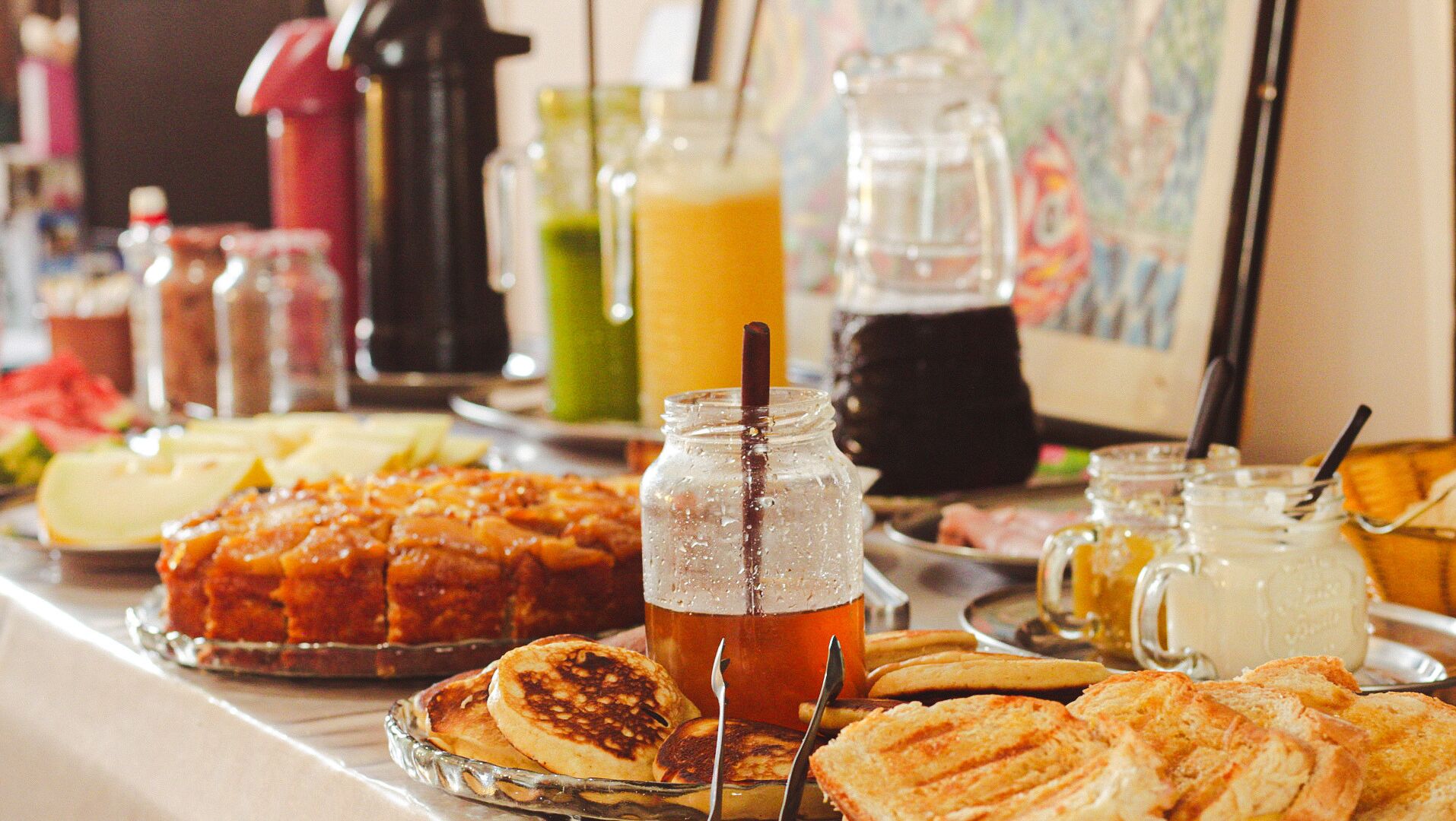 Een ontbijtbuffet met diverse gerechten en dranken.