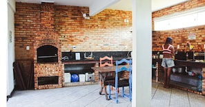 Frigorífico, horno y utensilios de cocina