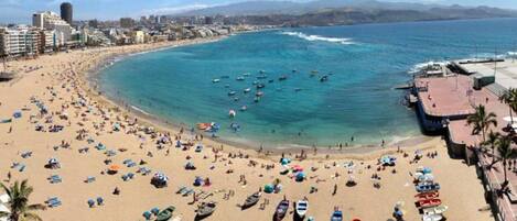 Una spiaggia nelle vicinanze