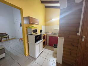 Réfrigérateur, micro-ondes, plaque de cuisson, cafetière/bouilloire