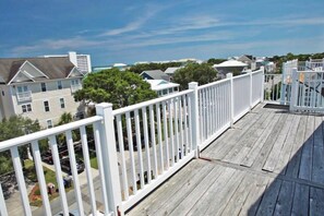 Terrace/patio - 3 Blocks from the beach with Ocean views and Elevator (Carolina Beach)