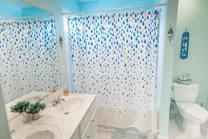 Ensemble baignoire-douche, serviettes fournies, shampooing