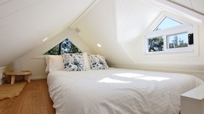 1 bedroom, bed sheets