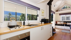 Fridge, oven, stovetop, coffee/tea maker