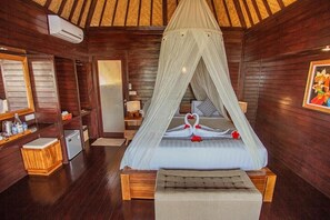 Escritorio, wifi gratis, ropa de cama