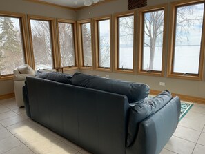 薄型テレビ、暖炉、テレビゲーム、DVD プレーヤー