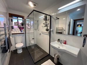 Een haardroger, handdoeken, zeep, shampoo