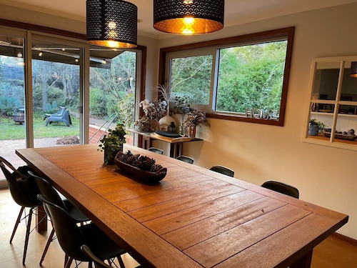 5+1 BRs/3 Bathrooms/ NBN Wifi/ Free Secure 5-6 Parking