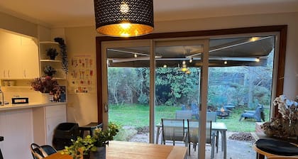 5+1 BRs/3 Bathrooms/ NBN Wifi/ Free Secure 5-6 Parking