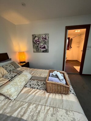 5 habitaciones, caja de seguridad en la habitación y escritorio 