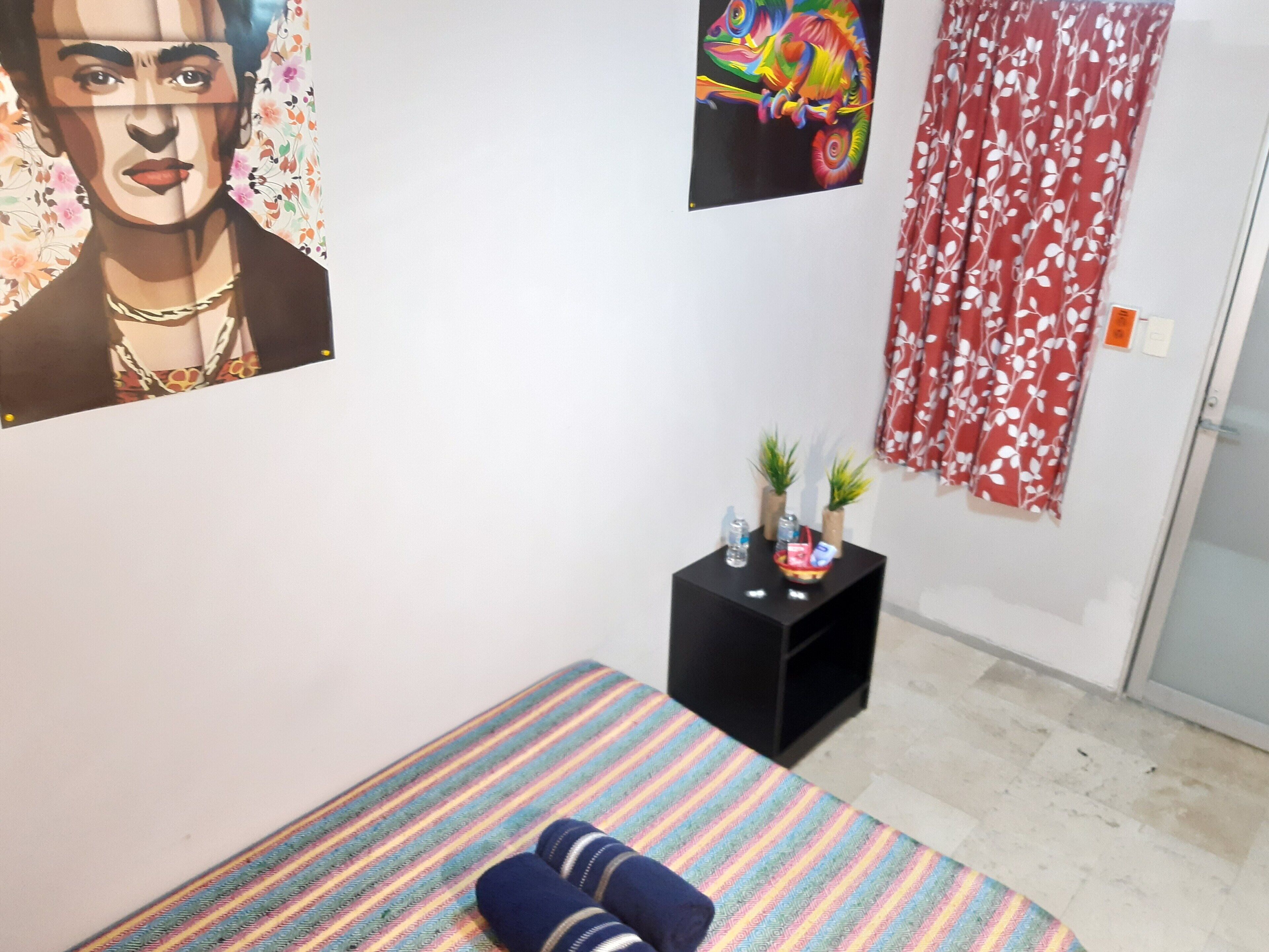 Habitación doble estándar, 1 cama Queen size, baño compartido | Decoración personalizada, tabla de planchar con plancha y wifi gratis 