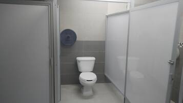 Douche, articles de toilette gratuits, sèche-cheveux