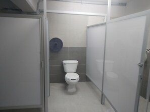 Shower, free toiletries, hair dryer, towels - Alameda House (Mexico City)