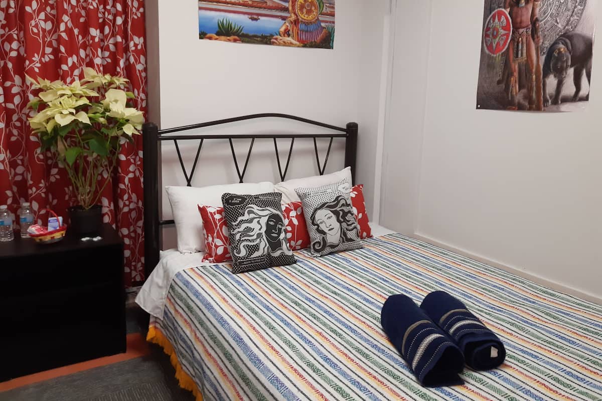 Habitación doble estándar, 1 cama Queen size, baño compartido | Decoración personalizada, tabla de planchar con plancha y wifi gratis