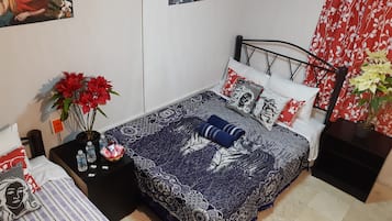 Chambre Quadruple, salle de bains commune | Décoration personnalisée, fer et planche à repasser, Wi-Fi gratuit