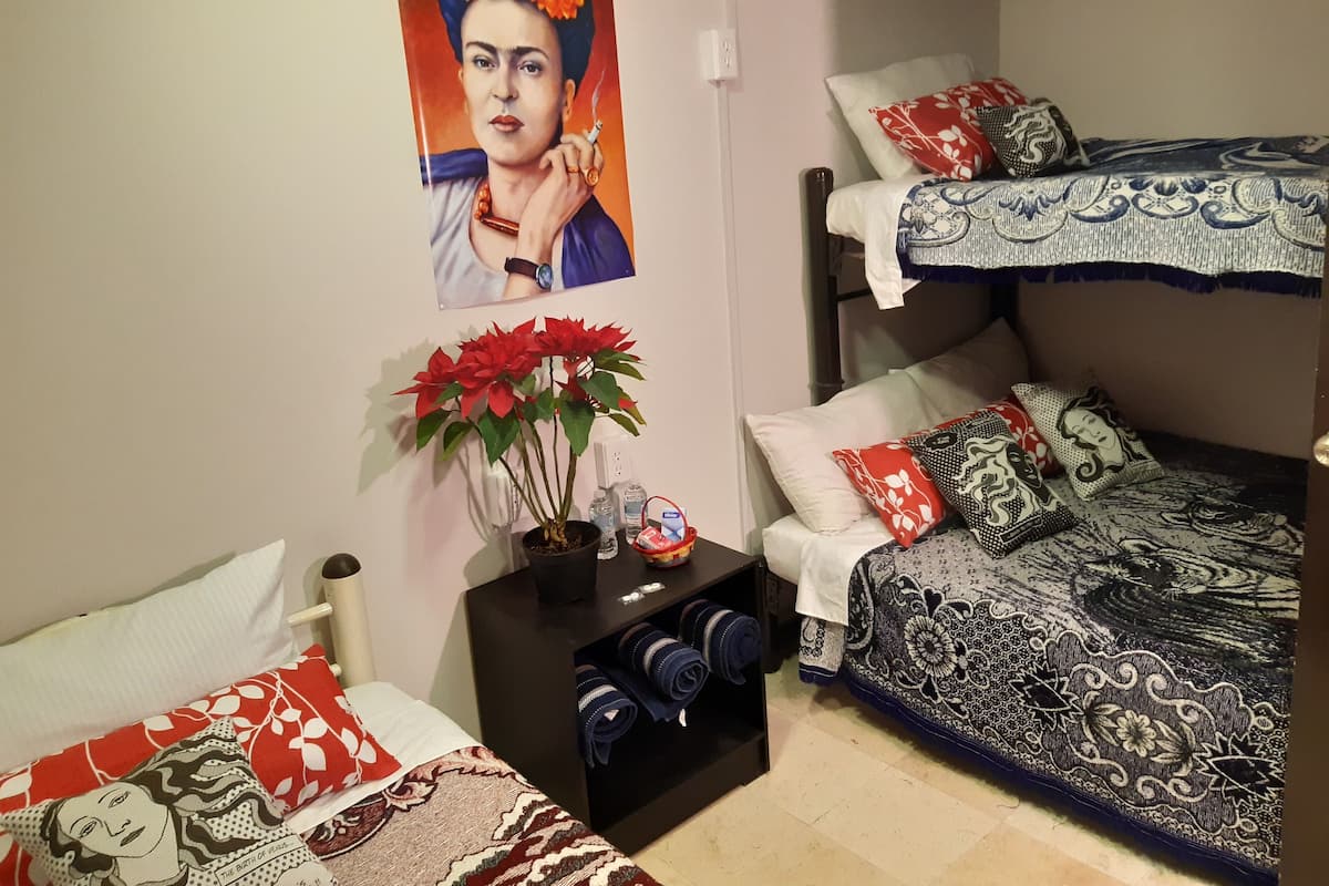 Habitación cuádruple, baño compartido | Decoración personalizada, tabla de planchar con plancha y wifi gratis