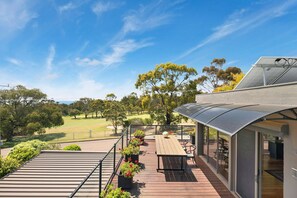 Outdoor dining - High on The Hill - Stay 3 Pay 2 Special Offer - For stays up until 1st Sep 2026 (Rosebud)