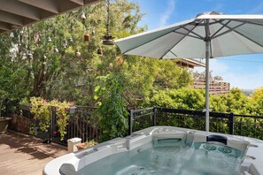 Outdoor spa tub - High on The Hill - Stay 3 Pay 2 Special Offer - For stays up until 1st Sep 2026 (Rosebud)