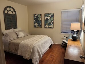3 habitaciones, tabla de planchar con plancha y cuna de viaje 