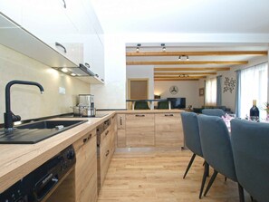 Kühlschrank, Mikrowelle, Ofen, Herdplatte