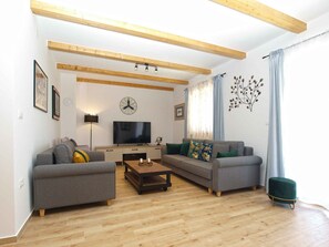 TV - Villa mit Pool und Klimaanlage (Klarići)